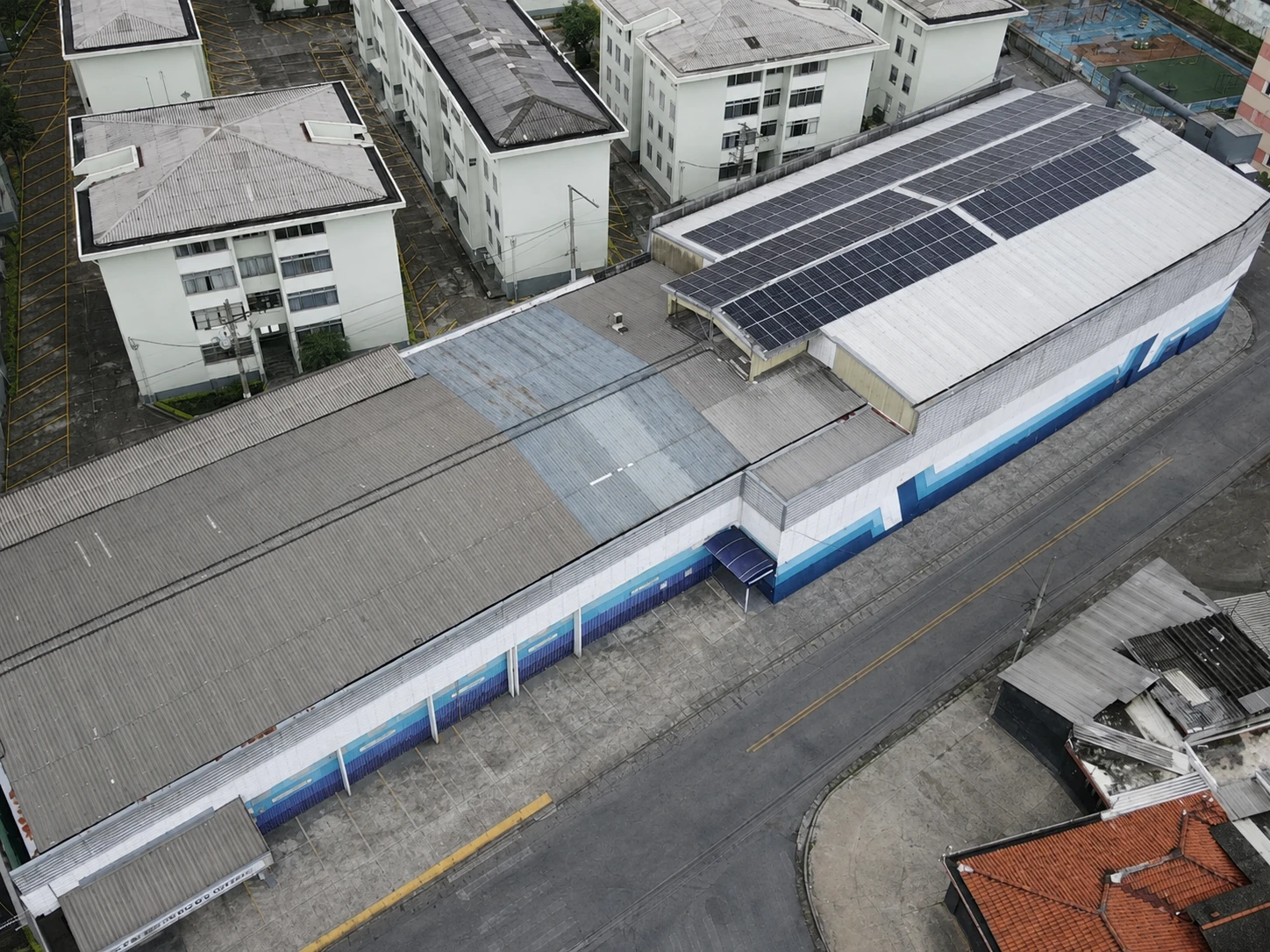 Vista aérea da estrutura da Dikar com painéis de energia solar