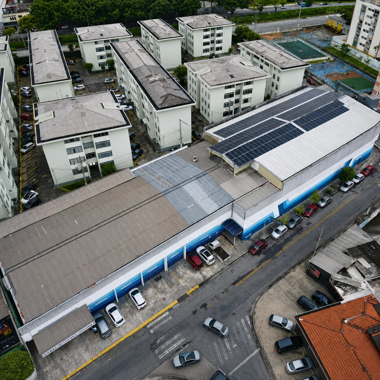 Vista aérea da estrutura completa da Dikar e dos painéis solares