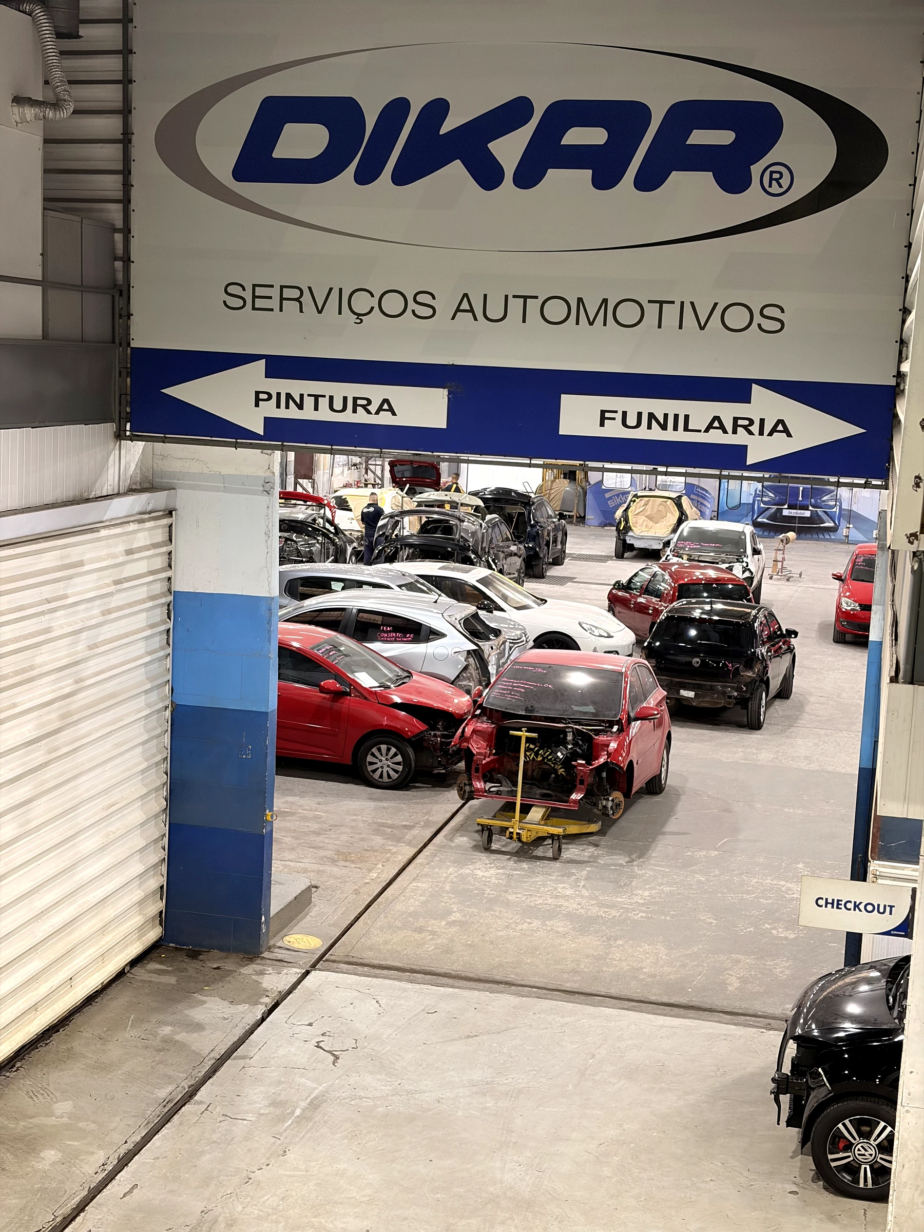 Corredor central e áreas de trabalho da oficina Dikar