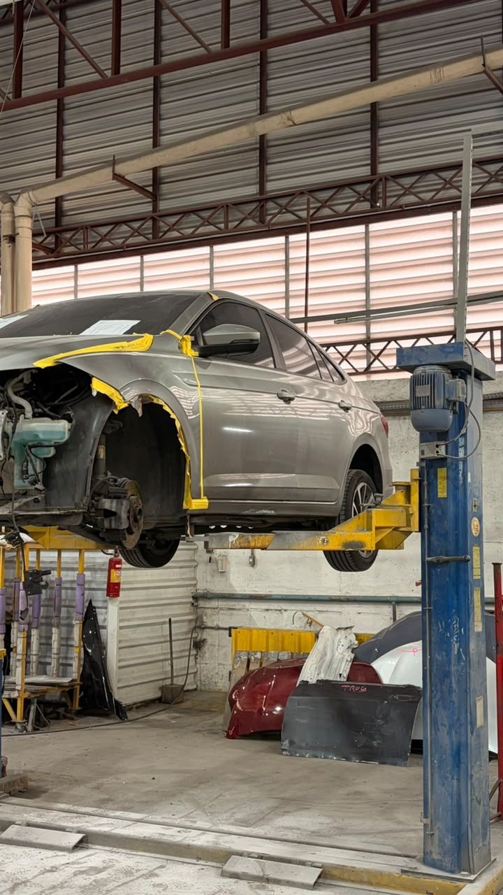 Veículo elevado durante uma etapa de reparação automotiva