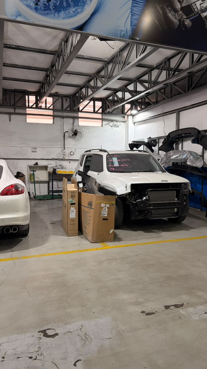 Veículos na área de montagem e desmontagem da oficina Dikar
