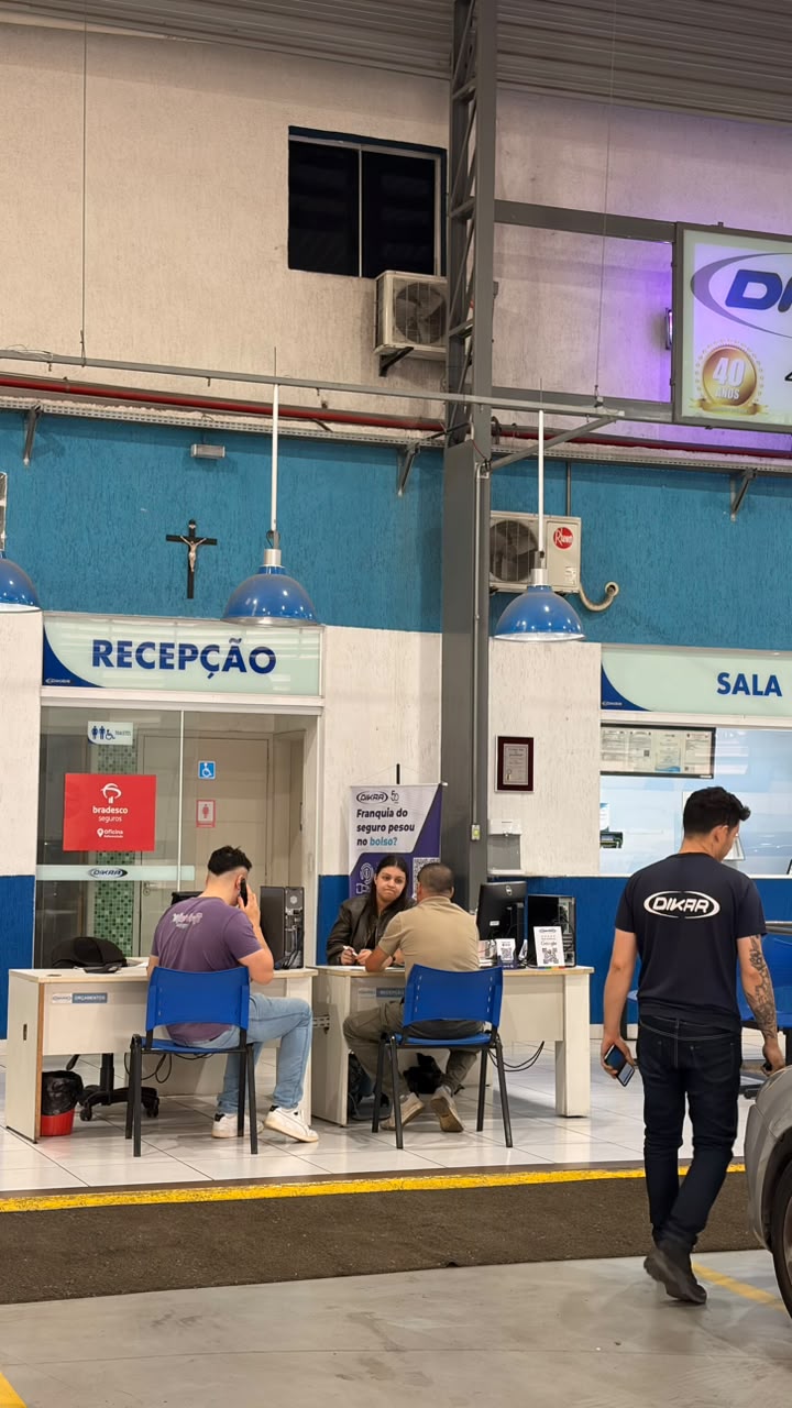 Equipe atendendo clientes na recepção interna da Dikar