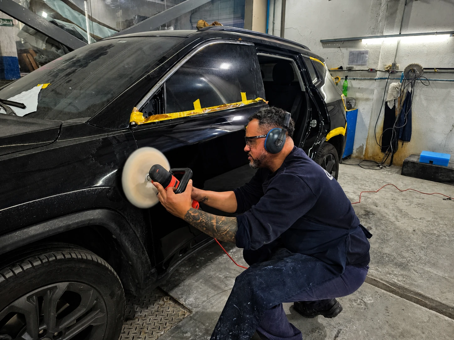 Profissional realizando polimento automotivo